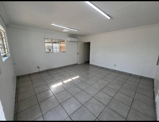 290M² WAREHOUSE TO LET IN MULDERSDRIFT